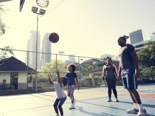 Família jogando basquete — Fotografia de Stock