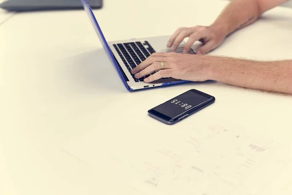Persoon laptop gebruiken in office — Stockfoto