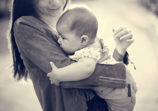 Mãe segurando bebê recém-nascido — Fotografia de Stock