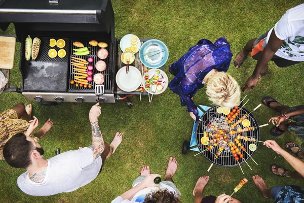 Gruppo di amici cucina barbecue — Foto Stock