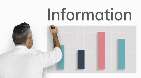 Geschäftsmann arbeitet mit Diagramm — Stockfoto