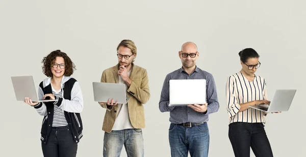 Verschiedene Menschen mit digitalen Geräten Kommunikationsstudio ISO — Stockfoto