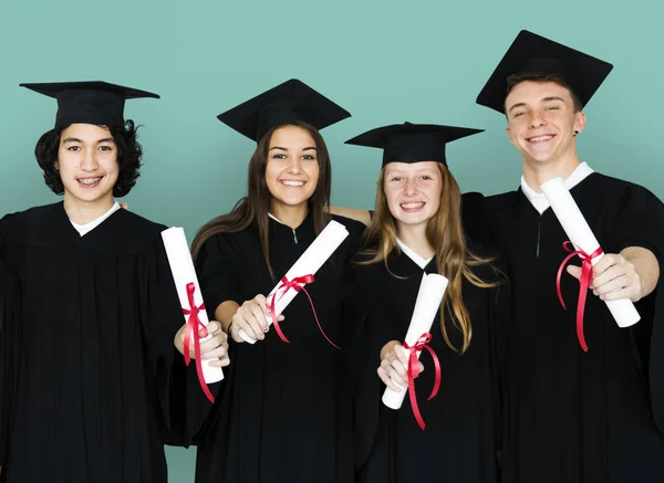 Öğrencilerin diploma holding — Stok fotoğraf