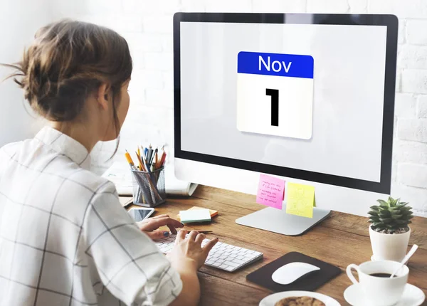 Woman working with computer — Stock Photo, Image