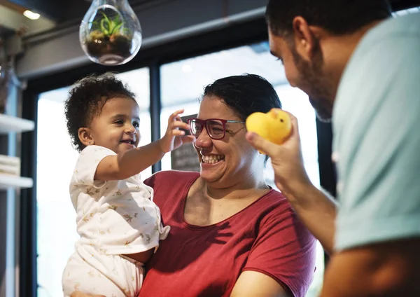 Padres jugando con una niña —  Fotos de Stock