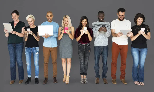 Menschen, die digitale Geräte nutzen — Stockfoto