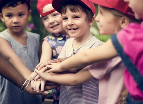 Eller birlikte istifleme çocuklar — Stok fotoğraf