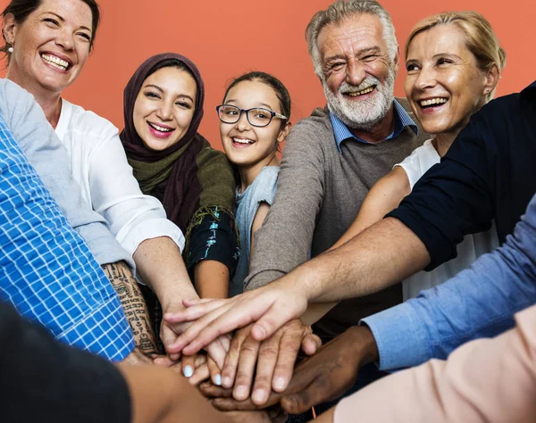 Persone che fanno pila di mani — Foto Stock