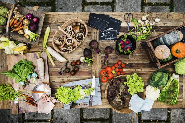 ahşap masa üzerinde çeşitli taze sebze