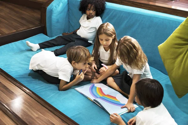 Niños en edad preescolar en sofá — Foto de Stock