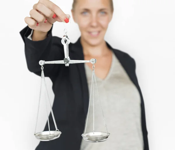 Biznes kobieta trzyma równoważenia sprawiedliwości wagi — Zdjęcie stockowe