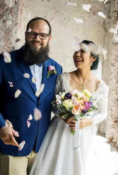 Recién casados Pareja lanzando Confetti —  Fotos de Stock