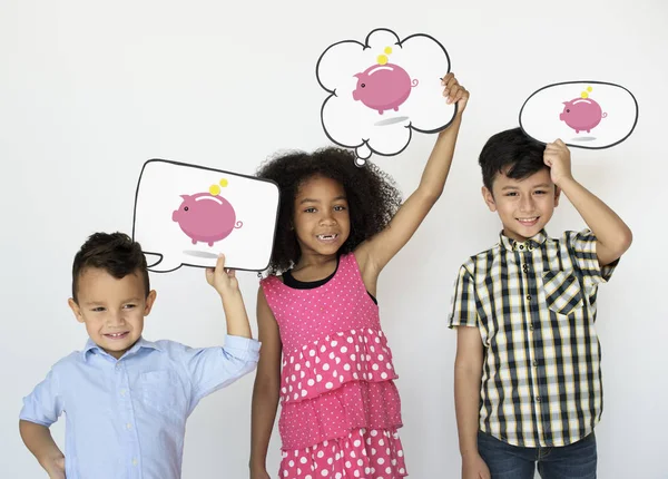 Bambini che tengono bolle di discorso aeree — Foto Stock