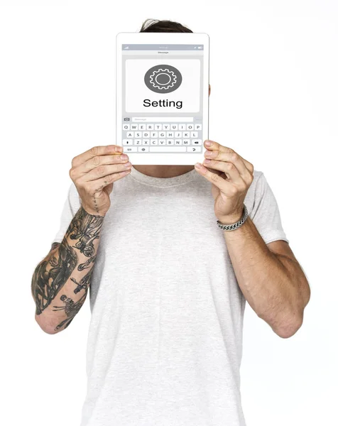 Mannen som täcker ansiktet med Digital tablett — Stockfoto