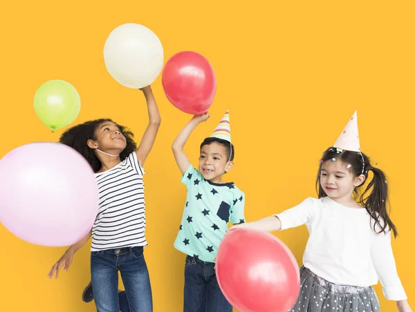 Děti hrají s balónky — Stock fotografie