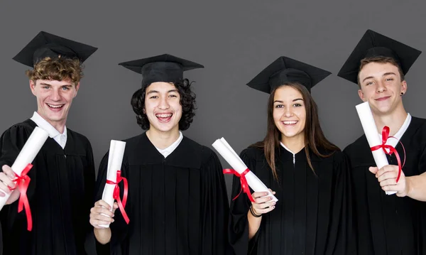 Estudiantes titulares de diplomas — Foto de Stock