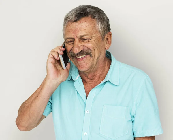 Человек разговаривает по мобильному телефону — стоковое фото