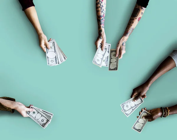 Люди, держащие деньги банкноты — стоковое фото