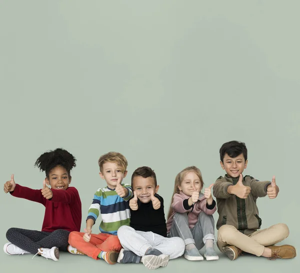 Děti sedící na podlaze — Stock fotografie