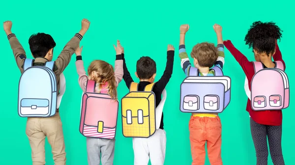 Okul arkadaşları ile kağıt sırt çantaları 