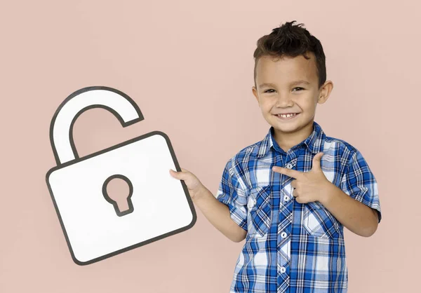 Jongen bedrijf papier ontgrendelen — Stockfoto