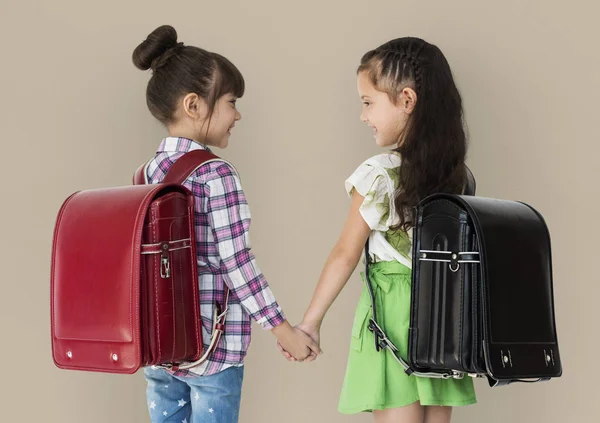 Duas meninas da escola com mochilas — Fotografia de Stock