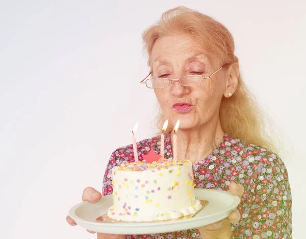 Sênior mulher acendendo velas — Fotografia de Stock