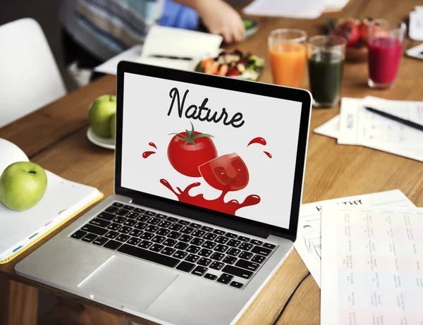 Diyet gıda ile masa üstünde laptop — Stok fotoğraf