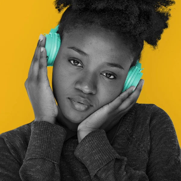 African american Kobieta w słuchawkach — Zdjęcie stockowe