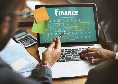 dizüstü bilgisayar ekranına bakarak kadın ve erkek 