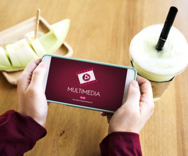 akıllı telefon tutan eller