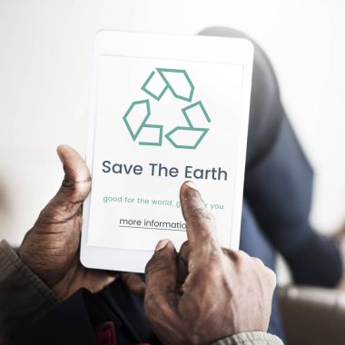 Erkek el dijital tablet kullanma 