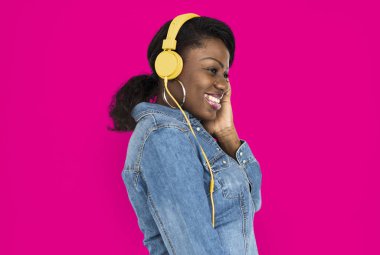 Kulaklıkla müzik dinleyen kadın 