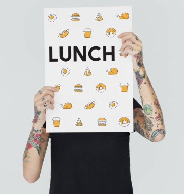 Dövmeli kişi holding afiş. 