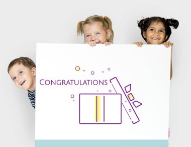 Çocuk afişini saklanıyor