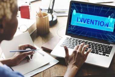 iş kadını ofiste defter ile