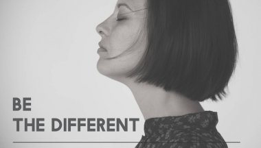 stüdyoda düşünceli kadın