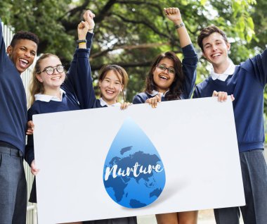 mutlu multicutural öğrenciler ile bayrak