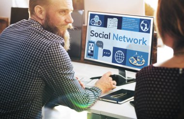 Bilgisayarda çalışan iş adamı