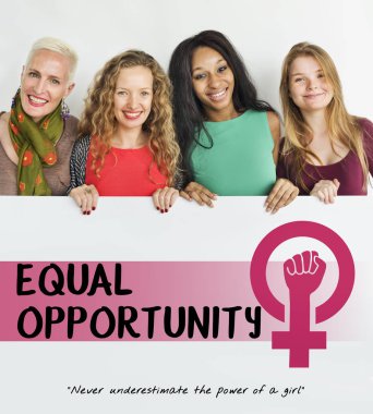 Afişini tutan kadın