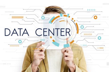 Dijital tablet kapsayan yüz tutan adam