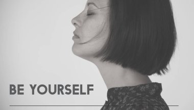 stüdyoda düşünceli kadın