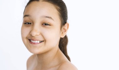 kız çıplak göğüs ile  