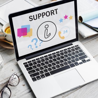 ahşap masa üstünde açılan laptop