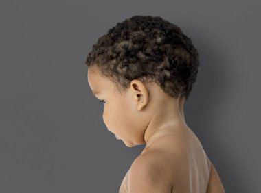 Çıplak göğüs ile küçük çocuk