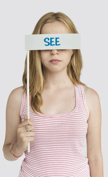 用紙フラグと目を覆っている女性 — ストック写真