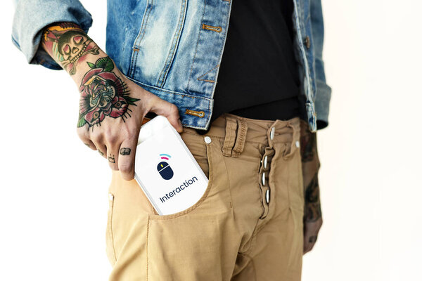 рука положить смартфон в карман
