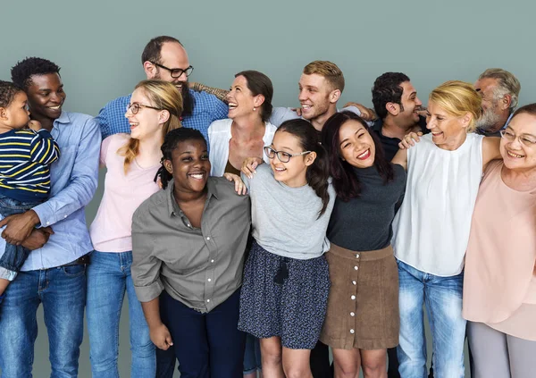 Menschen umarmen sich im Atelier — Stockfoto