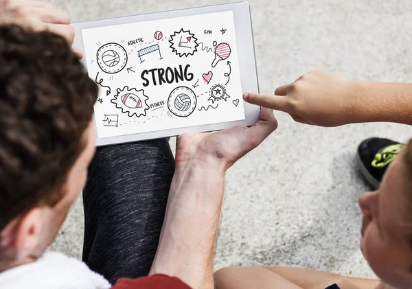 Man en jongen met behulp van digitale tablet — Stockfoto