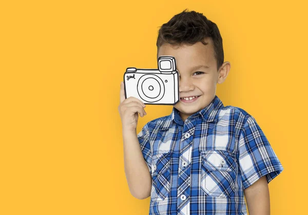 Niño sosteniendo cámara de papel — Foto de Stock